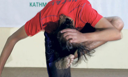 Anh chàng tự đá lên đầu 134 lần trong vòng 1 phút