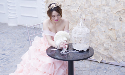 Hoa Khôi thời trang Cẩm Nhung làm cô dâu quyến rũ