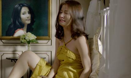 Diễm My 9x khóc lóc, ngồi trên giường ăn vạ