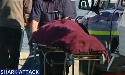 Cô gái đau đớn chứng kiến cảnh cha bị cá mập ăn thịt
