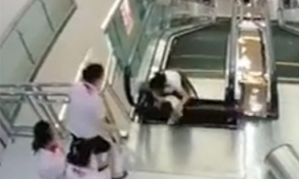 Người mẹ bị thang máy cuốn chết vì cứu con