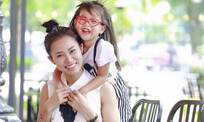 Nữ diễn viên 'Hôn nhân trong ngõ hẹp' xinh tươi bên con gái