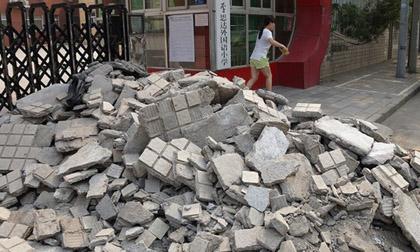 Con thi trượt, cha mẹ mang gạch đá chất đầy cổng trường học