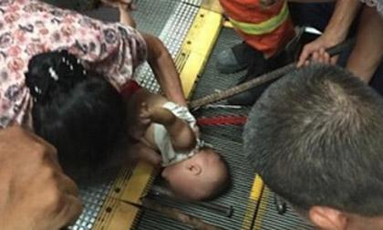 Bé trai 1 tuổi bị kẹt tay vào thang cuốn