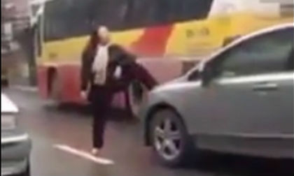 Cô gái ngang nhiên đi lại và chặn xe giữa đường