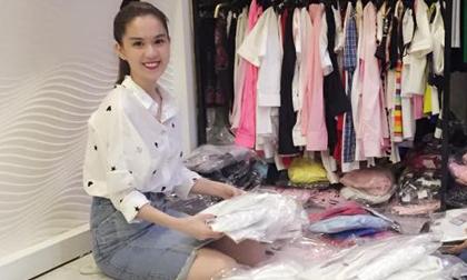 Ngọc Trinh tất bật xếp đồ cho cửa hàng đến tận tối  