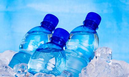 Những lý do khiến bạn không nên sử dụng nước đóng chai