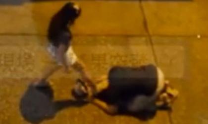 Sốc với cảnh cô gái giẫm đạp lên đầu bạn trai đang quỳ lạy