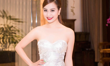 Hoàng Thùy Linh diện váy cúp ngực khoe vai trần 'mướt mắt'