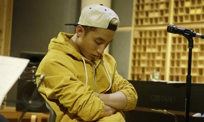 Sơn Tùng M-TP đuối sức, ngủ gục trong phòng thu