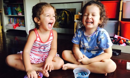 Cặp song sinh nhà Hồng Nhung cười tít mắt ngồi tập ươm mầm