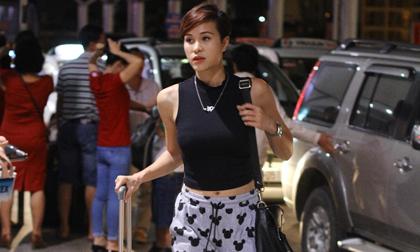 Phương Mai mặt mộc, thời trang trẻ trung xuất ngoại lúc nửa đêm