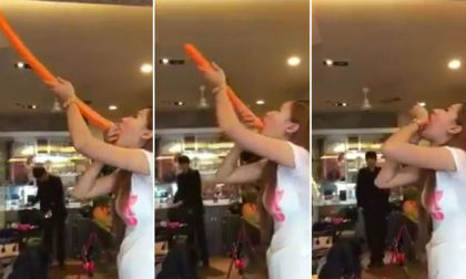 Người phụ nữ có khả năng nuốt chửng quả bóng dài 1,2 m