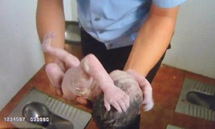 Giải cứu bé gái sơ sinh bị mẹ nhẫn tâm bỏ rơi trong nhà vệ sinh