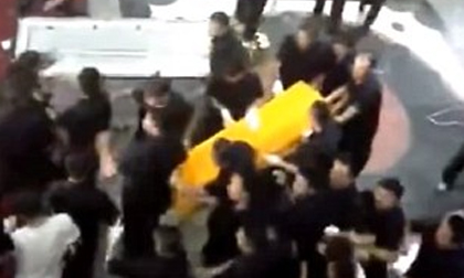 Người nhà nạn nhân thang cuốn mang quan tài náo loạn trung tâm thương mại