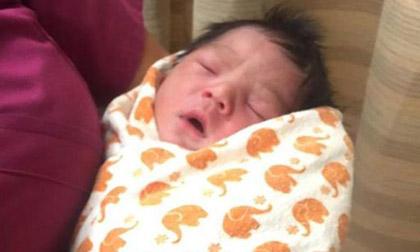 Em bé sơ sinh bị bỏ rơi trên đường khi còn nguyên dây rốn