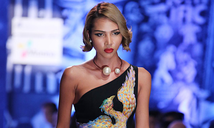 Minh Triệu đẹp cổ điển với trang phục vẽ tay