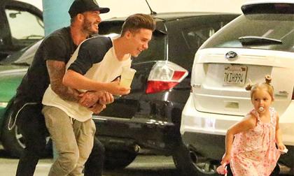 Harper vui vẻ chơi đùa với bố Beckham và anh trai