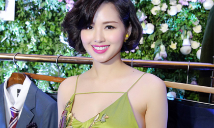 Tâm Tít diện váy hai dây trễ nải tái xuất rạng rỡ sau khi sinh