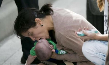 Khoảnh khắc cứu sống trẻ sơ sinh trên đường quốc lộ gây xúc động