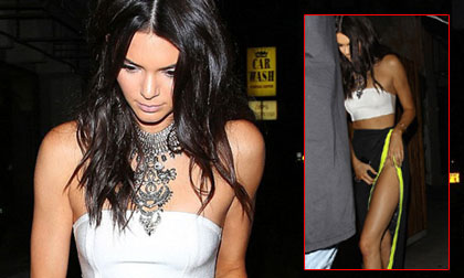 Em gái Kim diện váy xẻ và liên tục che chắn vì sợ hớ hênh