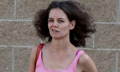 Katie Holmes đầu bù tóc rối như 'Xúy Vân giả dại'