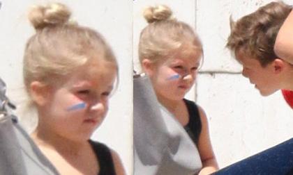 Harper làm 'mặt mèo' đáng yêu, được anh trai hết lòng cưng nựng