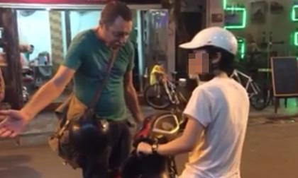 Anh Tây chặn xe cô gái giữa phố đi bộ được cộng đồng tán thưởng