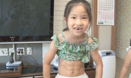 Bé gái 8 tuổi có cơ bụng 6 múi gây chú ý