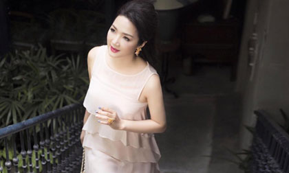 Giáng My đẹp nền nã với váy gam màu nude
