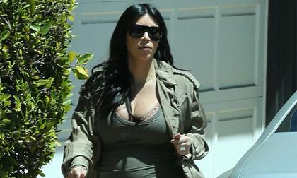 Kim Kardashian kém duyên vì lộ nội y khi đi dạo phố