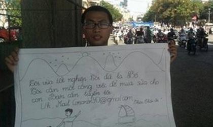 Ông bố trẻ đứng giữa đường xin việc để mua sữa cho con 