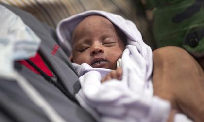 Bé gái sống sót kỳ diệu dù bị trúng đạn ngay khi còn trong bụng mẹ