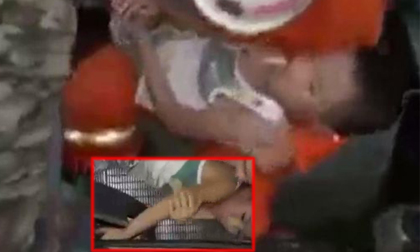 Kinh hoàng cháu bé bị kẹt tay vào thang cuốn