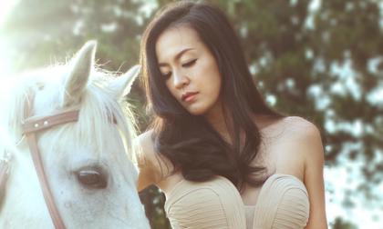 Á hậu Chung Vũ Thanh Uyên tái xuất trẻ trung