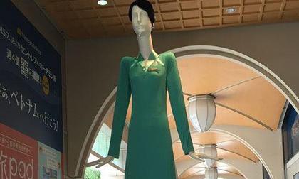 Dáng đứng kỳ lạ của búp bê mặc áo dài tiếp viên Vietnam Airlines tại Nhật Bản