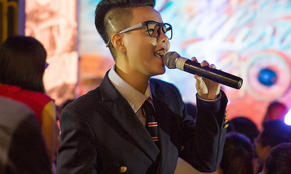 Vũ Cát Tường xuất hiện 'chuẩn men' bị fans vây kín tại Hà Nội