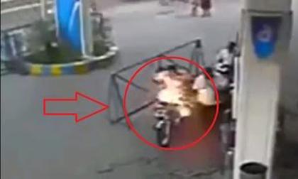 Lý do bạn không nên dùng điện thoại di động ở cây xăng