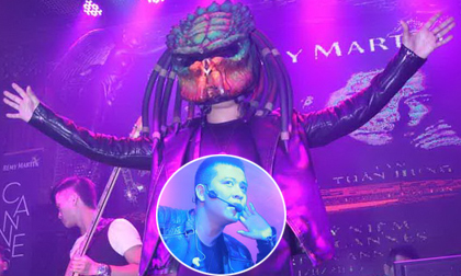 Tuấn Hưng xuất hiện cùng mặt nạ quái thú trên sân khấu