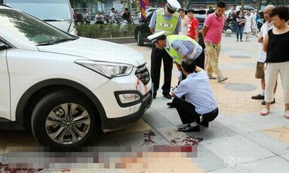 Mẹ mải nghịch điện thoại, con 2 tuổi chết thảm dưới gầm ô tô