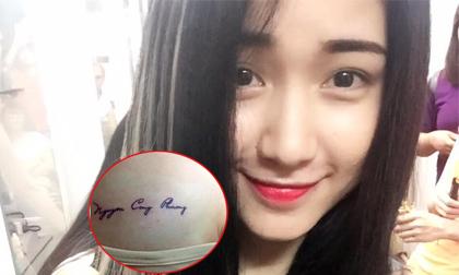 Hòa Minzy nối tóc dài sau khi để lộ hình xăm tên Công Phượng trên ngực
