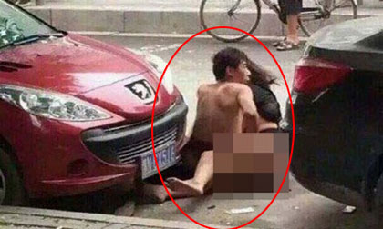 Cặp vợ chồng trần truồng ẩu đả trên đường phố gây chú ý