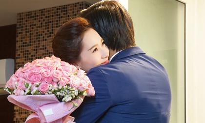 Đặng Thu Thảo ôm chặt Nhan Phúc Vinh trước cửa nhà