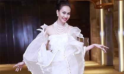 Á hậu Kim Duyên đẹp lạ trong trang phục hoa sen độc của NTK Quỳnh Paris