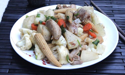 Thịt gà xào rau củ thập cẩm đậm đà ngon cơm