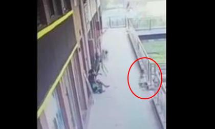 Mẹ để con rơi từ trên cao xuống đất vì bất cẩn