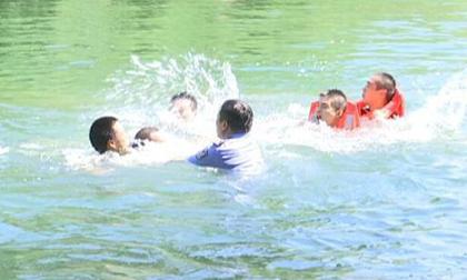 Cha nhẫn tâm nhấn chìm đầu con xuống nước để ép vợ cũ xuất hiện