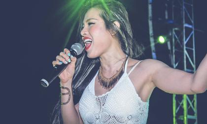 Phương Trinh Jolie chiêu đãi 'hàng nóng' với khán giả