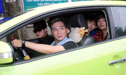 Bạn trai Lương Bích Hữu lái xe đưa học trò đi sự kiện