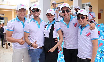 Thí sinh Mẫu và Tài năng bất chấp nắng nóng nhiệt tình đi từ thiện